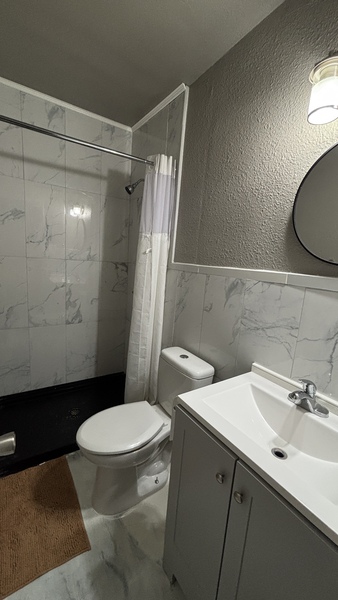 Room 10 King Bathroom