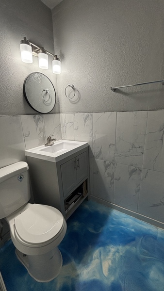 Room 3 Queen Suite bath