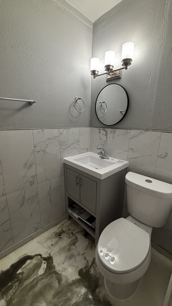 Room 4 Queen Suite bath