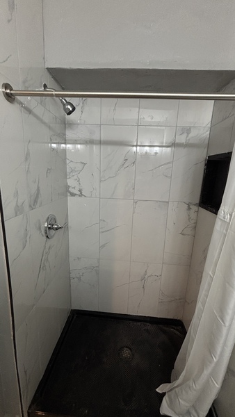 Room 4 Queen Suite shower